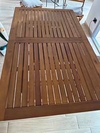 Tavolo e 6 sedie in legno.