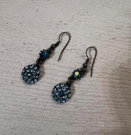 Orecchini di bigiotteria con brillantini azzurri