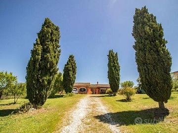 Villa di 250 m² con più di 5 locali a Campagnano d