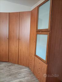Armadio ad angolo e comodino in ciliegio 