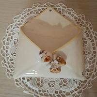 Portalettere forma di lettera in ceramica firmato 