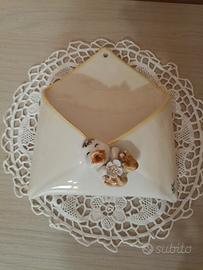 Portalettere forma di lettera in ceramica firmato 