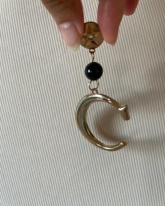 spilla forma di lettera c colore oro con perla nen