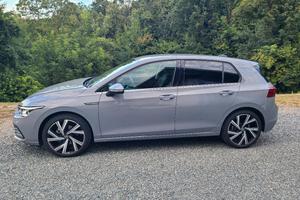 vettura volkswagen golf 8