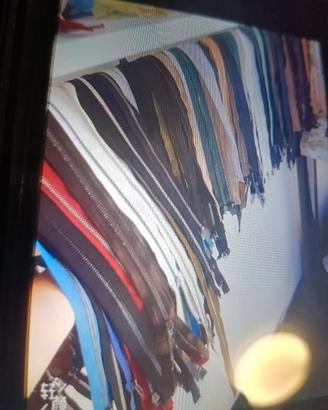 pantaloni divano cuscino cerniera giacca sedia 