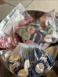 Bottoni vintage con riga bianca