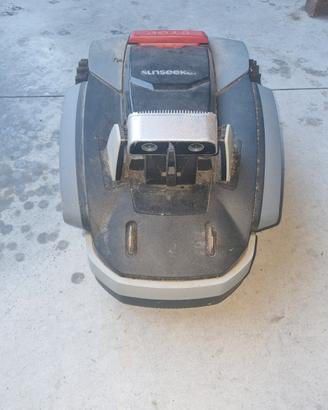 Robot tagliaerba senza filo perimetrale.