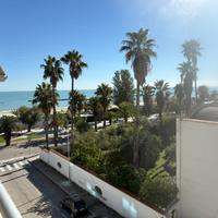 Bivani sul lungomare di San Benedetto del Tronto