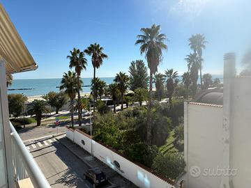 Bivani sul lungomare di San Benedetto del Tronto