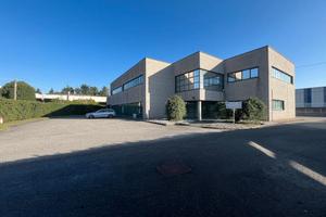 Capannone di mq.1250 con ampia area di proprieta'