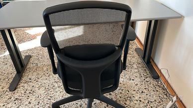 scrivania con poltroncina girevole