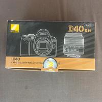 Macchina fotografica Nikon D40 con rullino