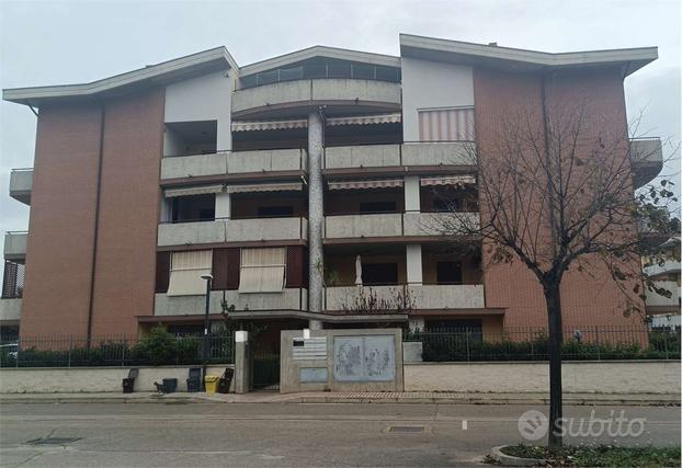 CITTA' SANT'ANGELO AMPIO APPARTAMENTO CON GARAGE