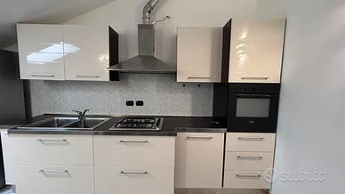 Cucina lineare senza frigo