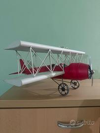 Aereo biplano decorativo rosso e bianco