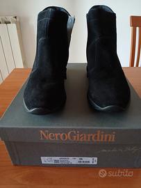 Tronchetti Nero Giardini  in camoscio nero con 