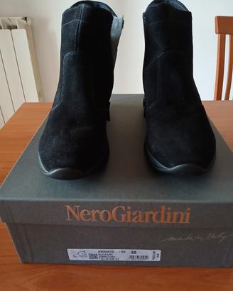 Tronchetti Nero Giardini  in camoscio nero con 