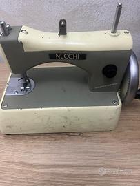 Macchina da Cucire Vintage Necchi Supernova