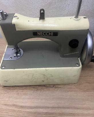 Macchina da Cucire Vintage Necchi Supernova