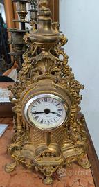 Due candelabri ed orologio 