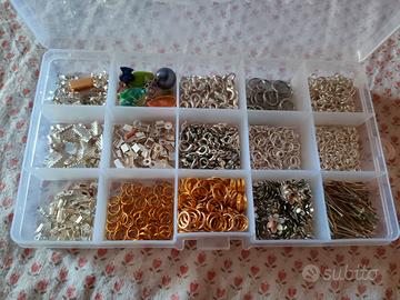 Scatola con materiale per bijoux