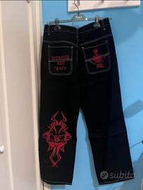 Jeans baggy nero Y2K Gothic punk con ricami rossi.