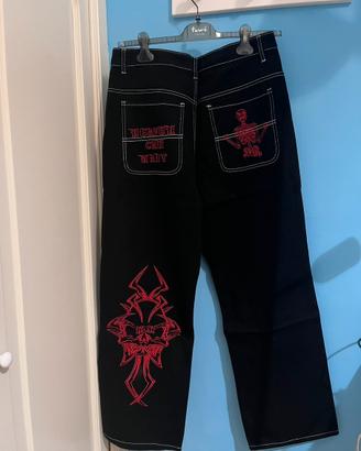 Jeans baggy nero Y2K Gothic punk con ricami rossi.