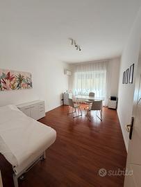 Stanza uso studio al centro di Salerno