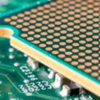 pezzi di telefono e  computer inutilizati