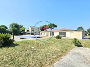 Villa di 300 m² con più di 5 locali e box auto dop