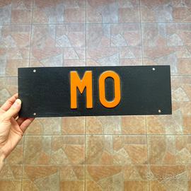 Targa vintage MO nera con lettere arancioni – auto