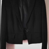 Bella giacca  corta  leggera ed elegante, nera