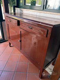 Mobile da patio in legno rosso laccato