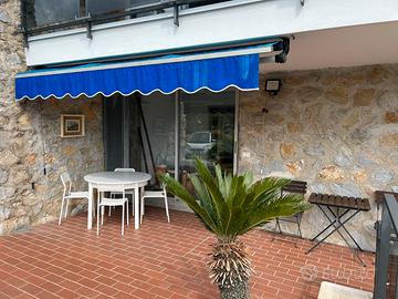 Finale ligure appartamento con giardino