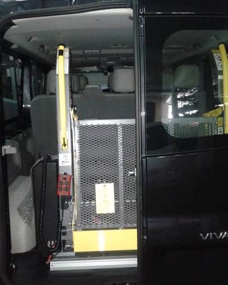 Pedana/sollevatore elettroidraulico disabili