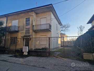Villa Bifamiliare con giardino da Ristrutturare
