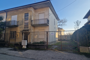 Villa Bifamiliare con giardino da Ristrutturare