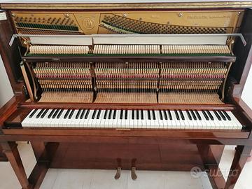 pianoforte verticale colore noce lucido