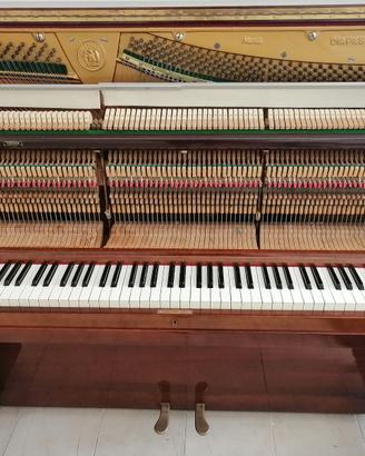 pianoforte verticale colore noce lucido