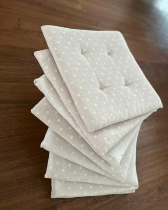 8 Cuscini con laccetti per sedie