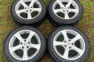 4 Cerchi in lega da 16 originali Reds con gomme