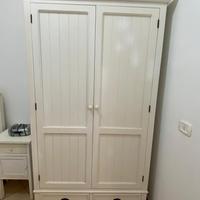 Armadio in legno a due ante