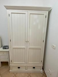 Armadio in legno a due ante