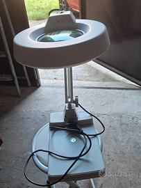 Lampada con lente d'ingrandimento