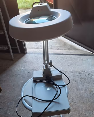 Lampada con lente d'ingrandimento