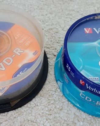 25 CD-R e una decina di DVD-R