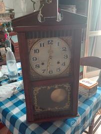 orologio a pendolo a parete