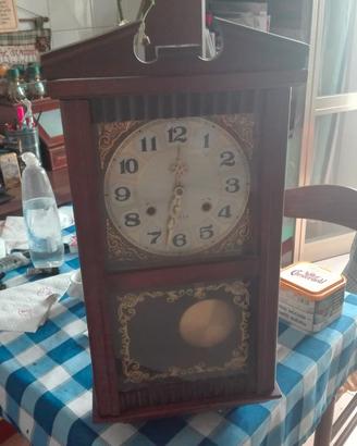 orologio a pendolo a parete