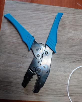 Pinza crimpatrice per connettori coassiali