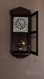 orologio a pendolo in legno massello.